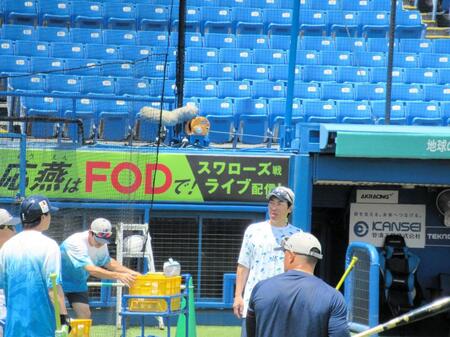 　練習の合間に話をする高津監督と山田