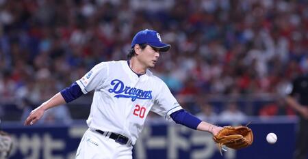 　３回、玉村が放った送りバントの飛球に、グラブを出すものの、捕球しない涌井（撮影・市尻達拡）