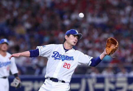 　３回、玉村の送りバントに、グラブを出す涌井（撮影・市尻達拡）