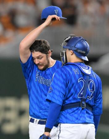 　２回、グリフィンに四球を与え、汗を拭うバウアー（撮影・伊藤笙子）