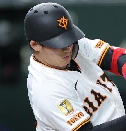 【写真】左手に死球を受けた増田陸 球審に促されるも大きな背中から怒りが