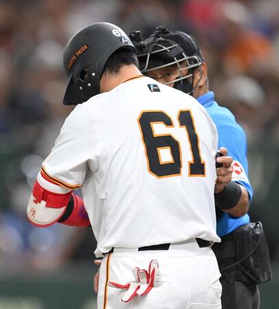 　７回、死球を受け、一塁へ向かう増田陸（撮影・伊藤笙子）