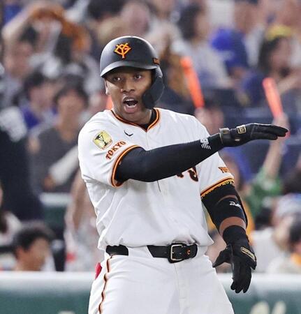 　６回裏、走者一掃の三塁打を放ち喜ぶオコエ