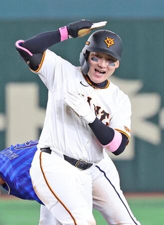 　４回裏、先制の２点二塁打を放ちポーズをとる丸