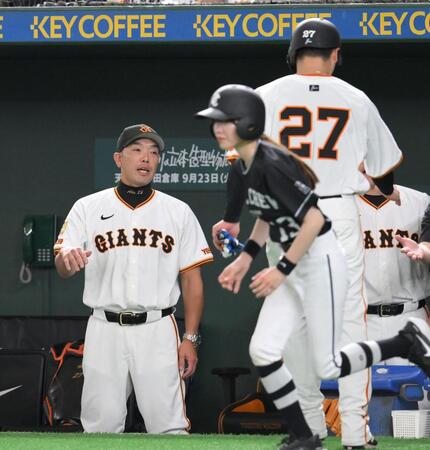 　４回、丸の２点適時二塁打で生還した岸田（２７）を迎える阿部監督（撮影・伊藤笙子）