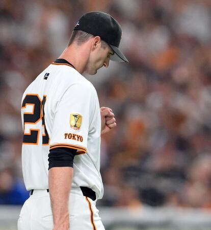 　４回、宮崎を三ゴロ併殺打に打ち取り、小さく拳を握るグリフィン（撮影・伊藤笙子）