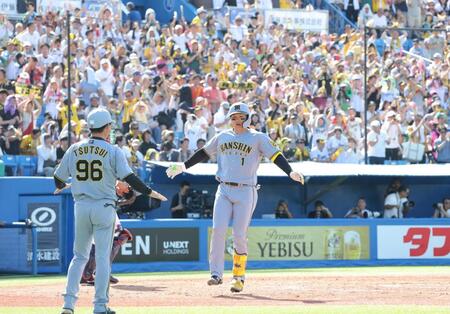 　５回、先制２ランを放ち、生還する森下（撮影・西岡正）