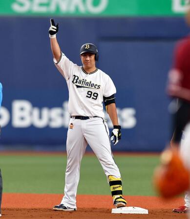 　１回、２点先制適時二塁打を放った杉本はベンチにポーズを送る（撮影・山口登）