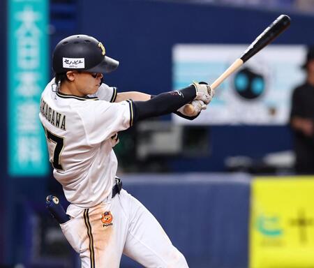 　５回、左翼線に勝ち越し適時二塁打を放つ中川（撮影・山口登）