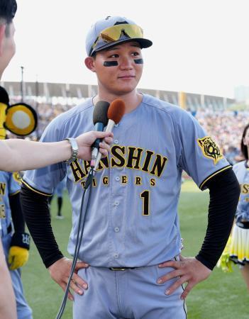 　ヒーローインタビューに答える阪神・森下＝神宮