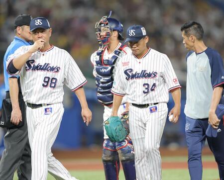 　７回、アクシデントでベンチ戻る田口（右）。そのまま降板した＝２７日