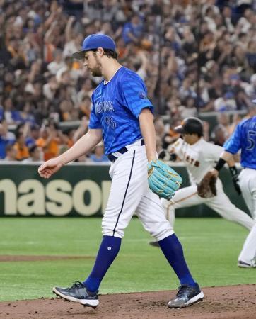 　４回、先制２点二塁打を浴び、肩を落とすＤｅＮＡのバウアー。奥は二走門脇＝東京ドーム