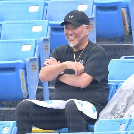 　３回、慶大・清原正吾の適時打に笑顔を見せる父・和博氏＝２０２４年１０月