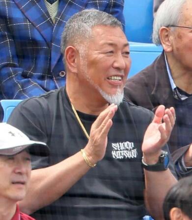 　３回、慶大・清原正吾の先制二塁打に手を叩いて喜ぶ清原和博氏＝２０２４年４月
