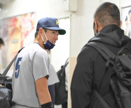 　試合後、父・和博氏（右）と会話を交わす慶大・清原正吾＝２０２２年１１月