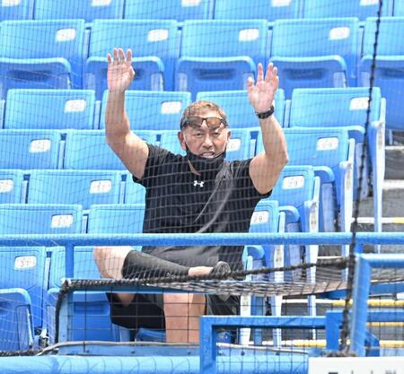 　ベンチの慶応・清原正吾に手を振る清原和博氏＝２０２１年５月