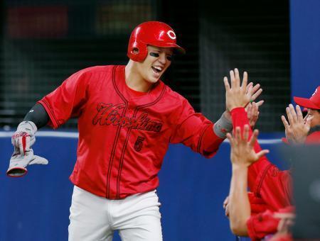 　６回、決勝打となる２点三塁打を放った広島・小園＝バンテリンドーム