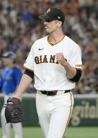 　４回、ピンチを切り抜けガッツポーズでベンチに戻る巨人のグリフィン＝東京ドーム