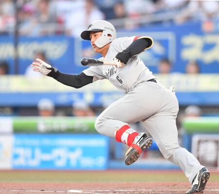 　１回、左線適時二塁打を放つ西川（撮影・開出牧）