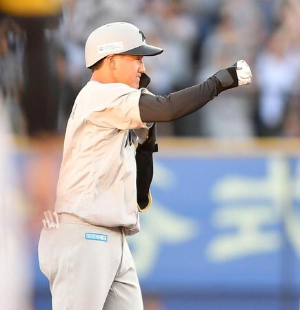 　１回、左線適時二塁打を放ちポーズを決める西川（撮影・開出牧）