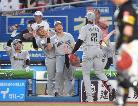 　４回、中越えソロを放ちナインとタッチを交わすポランコ（２２）＝撮影・開出牧