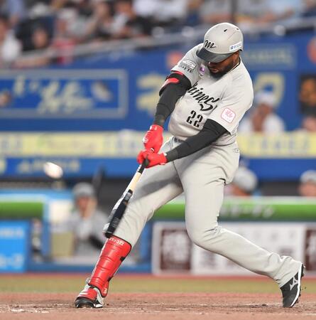 　４回、中越えソロを放つポランコ（撮影・開出牧）