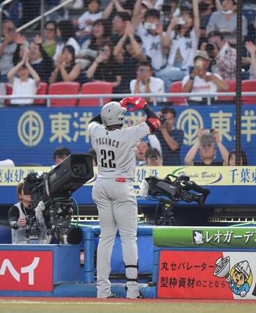 　４回、中越えソロを放ちスタンドのファンに向かってハートポーズを決めるポランコ（撮影・開出牧）