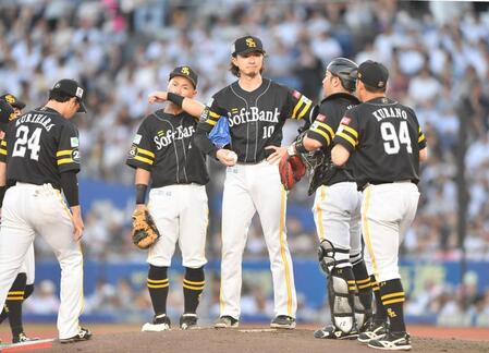 　１回、ポランコに四球を与えピンチを迎えた先発・上沢（右から３人目）＝撮影・開出牧