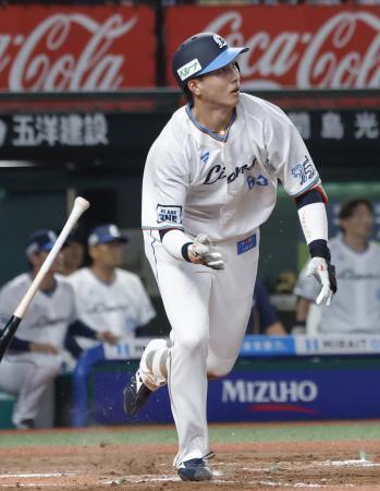 　８回西武２死一、二塁、長谷川が右中間に決勝打となる２点三塁打を放つ＝ベルーナドーム