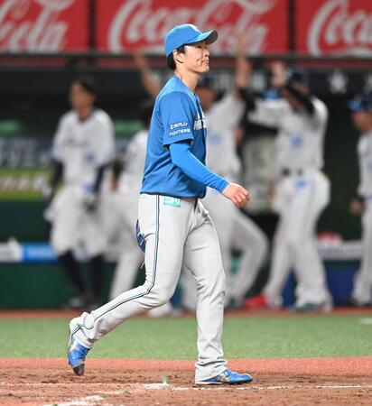 　８回、逆転を許した日本ハム５番手の玉井（撮影・園田高夫）