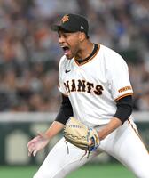 　９回、桑原から空振り三振を奪ってほえるマルティネス（撮影・伊藤笙子）