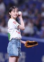 　始球式に登場した井桁弘恵（２７日）
