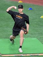　試合前、マウンドと同じ傾斜で投球練習をする大勢（撮影・伊藤笙子）