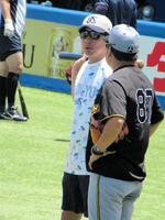 　ケージ裏で話し込むヤクルト・高津監督（左）と阪神・野村コーチ