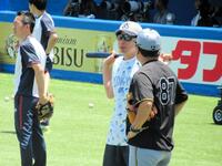 　ケージ裏で話し込むヤクルト・高津監督（左）と阪神・野村コーチ