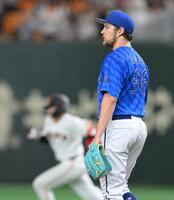 　５回、増田陸（奥）に二塁打を浴びるバウアー（撮影・伊藤笙子）