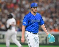 　２回、オコエ（奥）を右飛に打ち取り、無失点で切り抜けたバウアー（撮影・伊藤笙子）