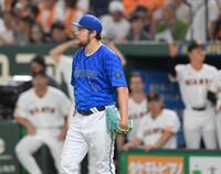 　６回、オコエに３点適時三塁打を浴び、ぼう然とするバウアー（撮影・伊藤笙子）