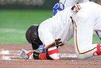 　７回、死球を受ける増田陸（撮影・伊藤笙子）