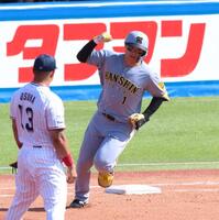 　５回、左越えに先制２ランを放ちガッツポーズの森下（撮影・金田祐二）