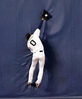 　９回、渡部は辰己の飛球を好捕する（撮影・山口登）