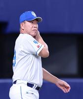 　７回の攻撃を終え、選手交代を告げる井上監督（撮影・市尻達拡）