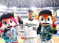 　才木はプロ初勝利を飾り、ウイニングボールを手にポーズを決める（撮影・山口登）