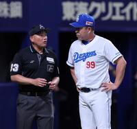　９回、本盗のアウト判定を巡ってのリクエスト後、審判団に確認をする井上監督（撮影・市尻達拡）