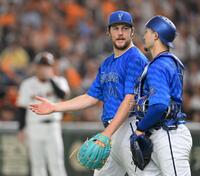 　６回、オコエに３点適時三塁打を浴び、伊藤（右）と話すバウアー（撮影・伊藤笙子）