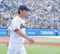 　阪神に敗れ、足早に引き揚げる高津監督（撮影・西岡正）