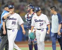 　７回、アクシデントでベンチ戻る田口（右）。そのまま降板した＝２７日