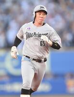 　１回、先制の左越えソロを放ちベースを回る寺地（撮影・開出牧）