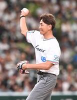 　セレモニアルピッチを行ったＧＧ佐藤氏（撮影・園田高夫）