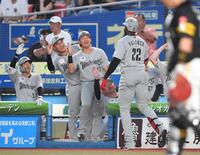 　４回、中越えソロを放ちナインとタッチを交わすポランコ（２２）＝撮影・開出牧